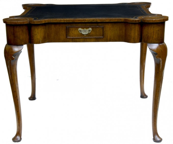 Quenn Anne games table